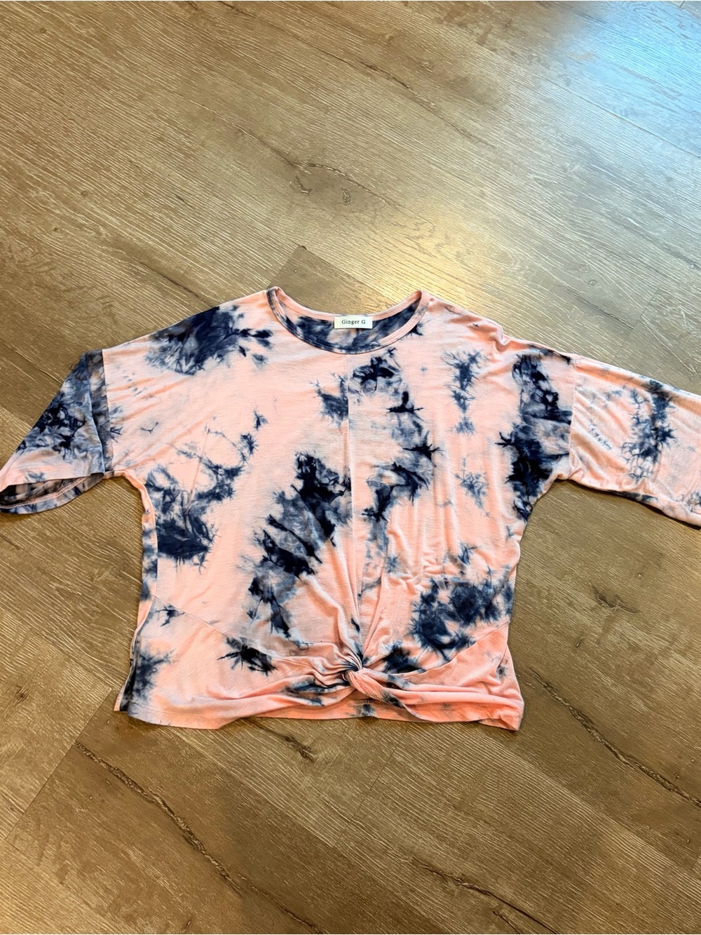 Ginger G tie-dye top a pink and navy pattern, a front twist detail relaxed Sz M